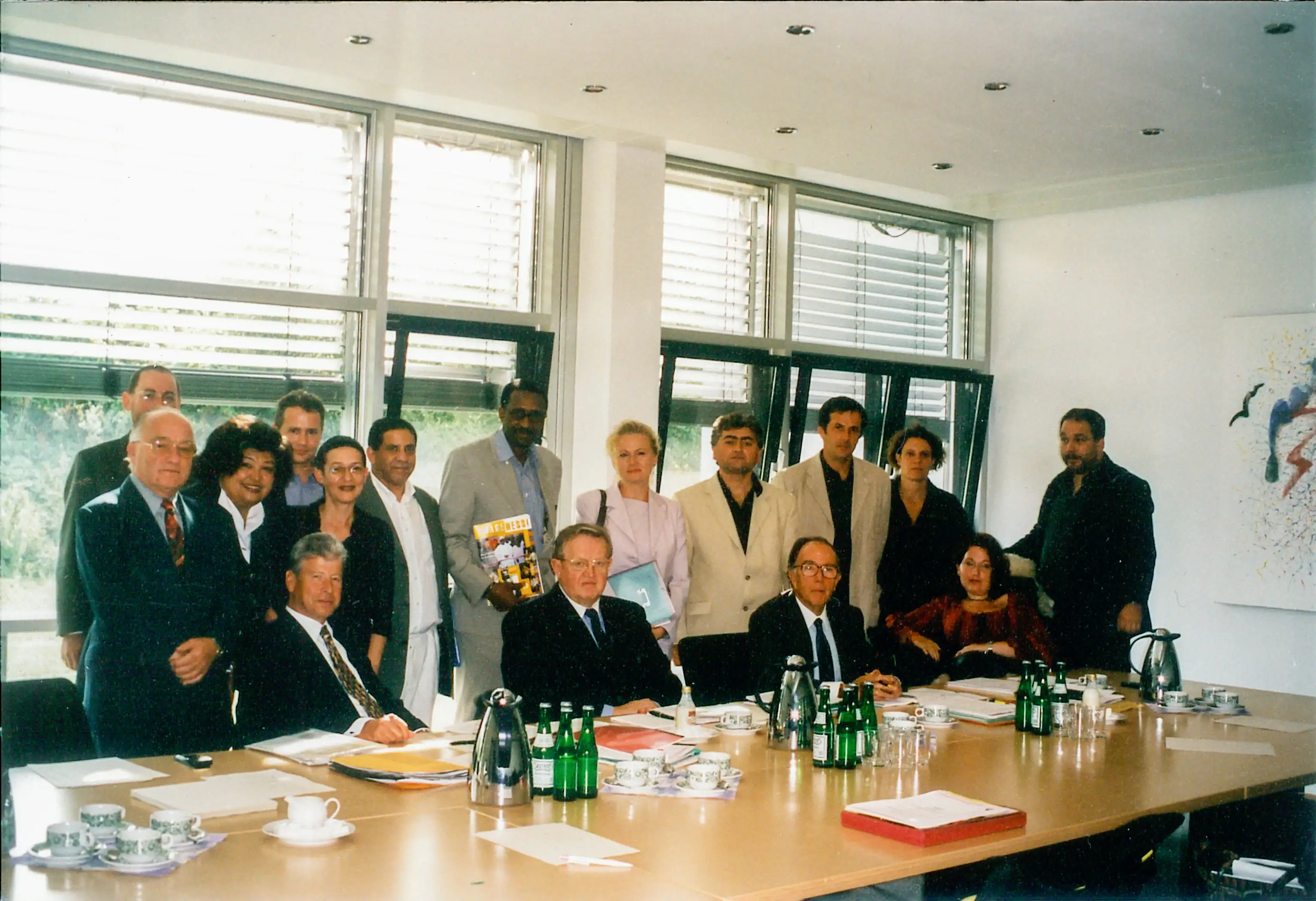 Die VertreterInnen der in der Plattform europäischer Sozial-NGOs organisierten Gruppen beim Treffen mit den drei EU-Weisen (sitzend von l. n. r.) Jochen Frowein, Martti Ahtisaari und Marcelino Oreja in Heidelberg am 29. August 2000. Ich vertrete die HOSI Wien und die Plattform europäischer Sozial-NGOs (zweiter von links stehend, teilweise verdeckt).