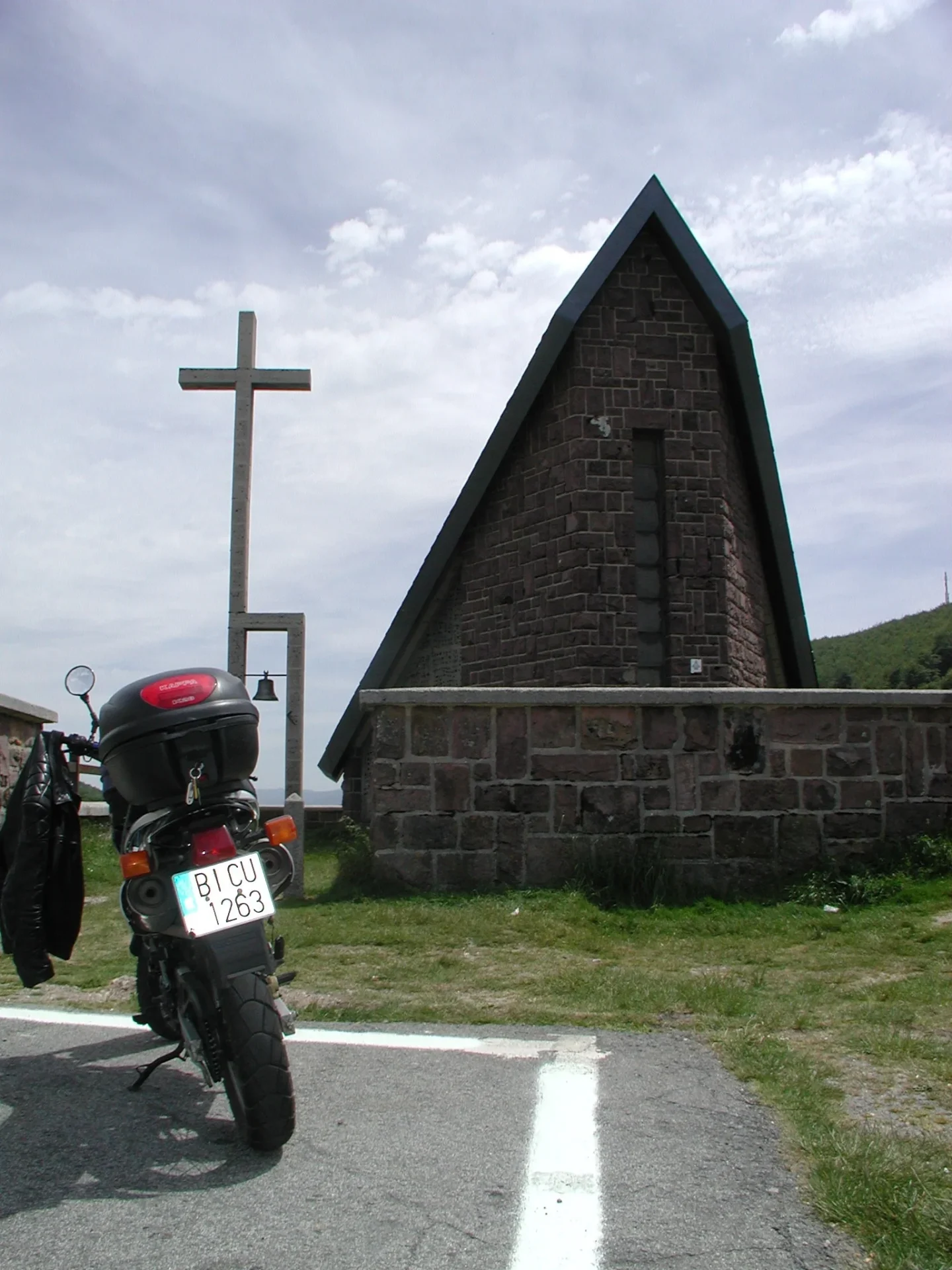 Im Juni 2006 war ich mit einem in Bilbao gemieteten Motorrad in Nordspanien unterwegs – hier am Puerto de Ibañeta (frz. Col de Roncevaux), dem Pass von Roncesvalles in den Pyrenäen zwischen Frankreich und Spanien, wo ein Kirchlein und ein Gedenkstein an die gleichnamige, im Rolandslied besungene Schlacht von Roncesvalles am 15. August 778 erinnern.