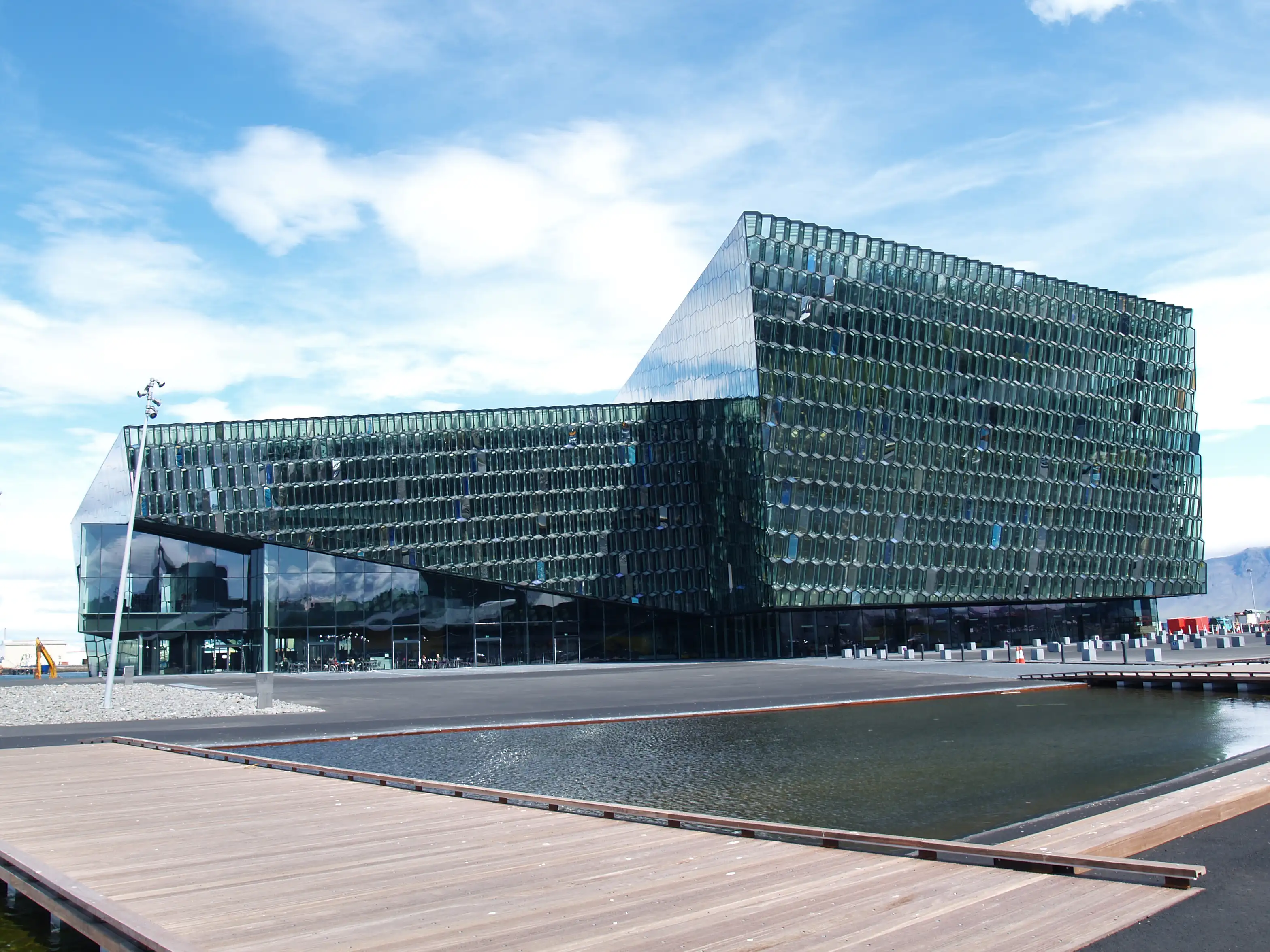 Reykjavíks neues Wahrzeichen: das Konzert- und Opernhaus Harpa, entworfen vom dänischen Architektenbüro Henning Larsen in Zusammenarbeit mit dem isländischen Architektenbüro Batteríið; das Design der spektakulären Glasfassade stammt vom dänisch-isländischen Künstler Ólafur Elíasson.