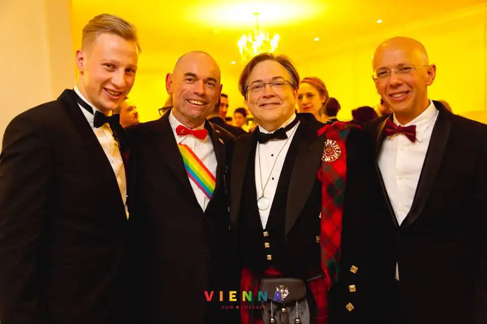 Gegeneinladung an meine Gastgeber CARSON PHILLIPS und ALBERTO VOLPATO zum Regenbogenball 2017, links von mir Andreas Schnitzer aus Kärnten