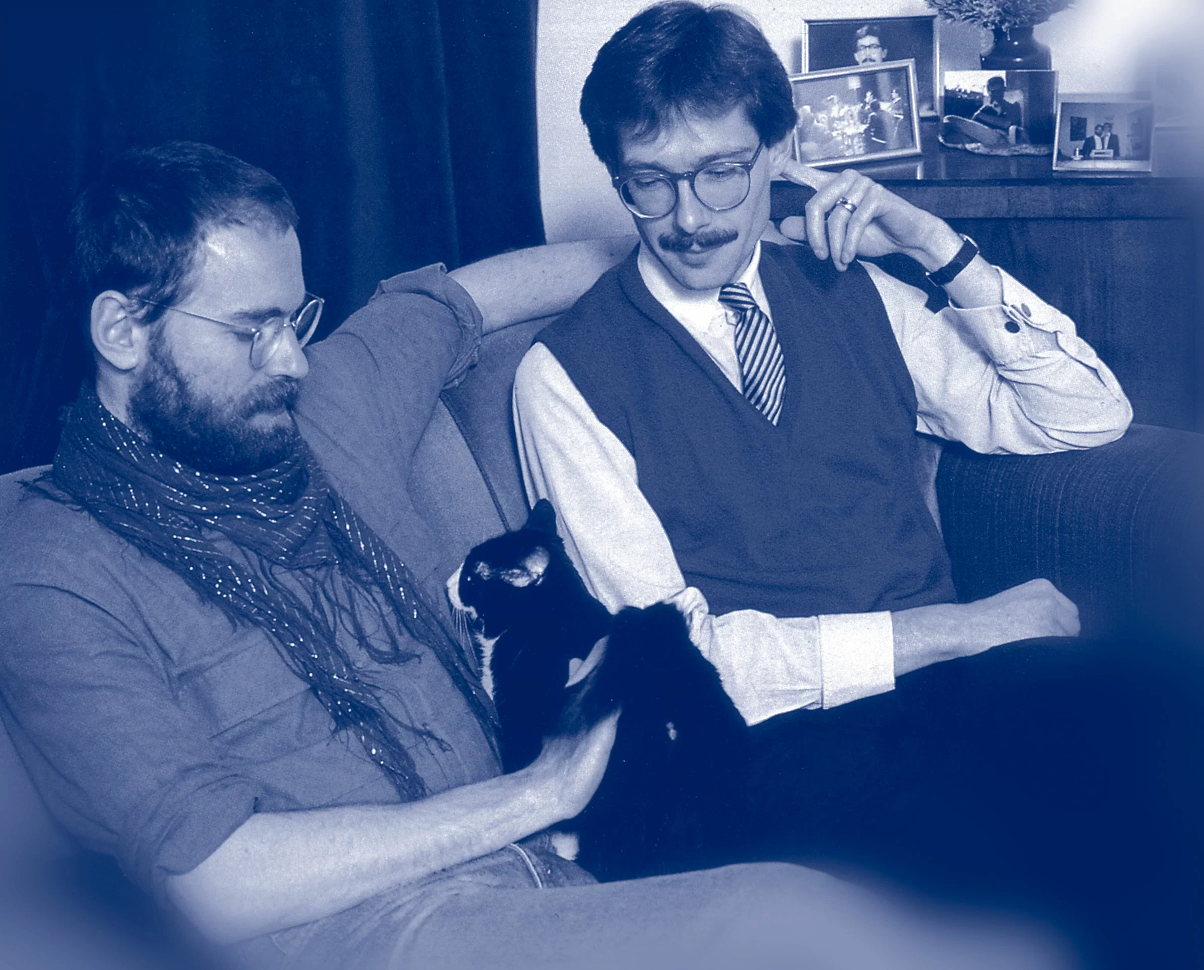 Reinhardt und ich (mit Katze namens „Katze“) posierten bereits als Homo-Paar in Mainstream-Magazinen (hier in Basta, Mai 1987), als das noch nicht gang und gäbe war.