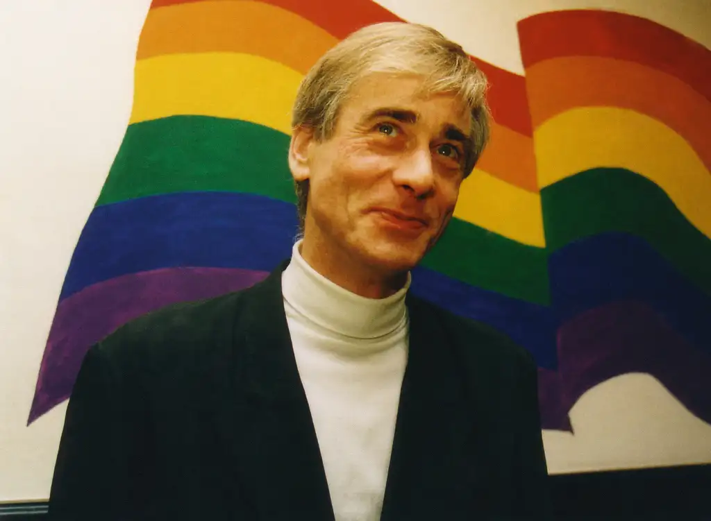 EDUARD STAPEL (1953–2017)<br />
Abitur, 1971–1985 Studium der Journalistik und der Evangelischen Theologie sowie Zweites Theologisches Examen, doch nie Ordination zum Pastor aus „anti-homosexuellen“ Gründen, ab 1982 Gründer und Leiter zahlreicher Kirchlicher Arbeitskreise Homosexualität und der Schwulenbewegung in der DDR, 1985–1990 kirchlicher Angestellter für Schwulenarbeit, 1990 Mitbegründer des „Schwulenverbandes in der DDR/in Deutschland“ – heute „Lesben- und Schwulenverband in Deutschland (LSVD)“, seit 1990 in vielen Ehrenämtern wie z. B. 1997-2000 Landesvorsitzender von Bündnis 90/Die Grünen in Sachsen-Anhalt; 1996 Bundesverdienstorden für den Aufbau der DDR-Schwulenbewegung.